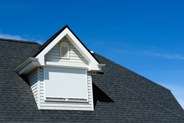 Мансардне вікно на плитковому даху — стокове фото