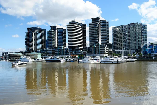 Luksusowe apartamenty nabrzeża nad rzeką — Zdjęcie stockowe