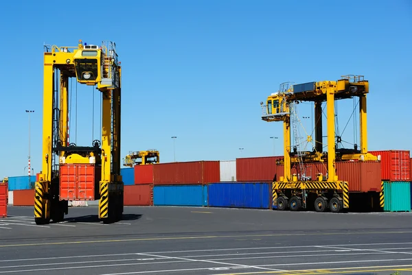 Transportadores de contentores portuários — Fotografia de Stock