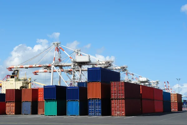 Grúas portuarias y pilas de contenedores de transporte —  Fotos de Stock