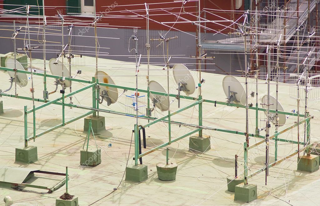 Antenas y antenas parabólicas — Foto de stock © arkanoide #6770262