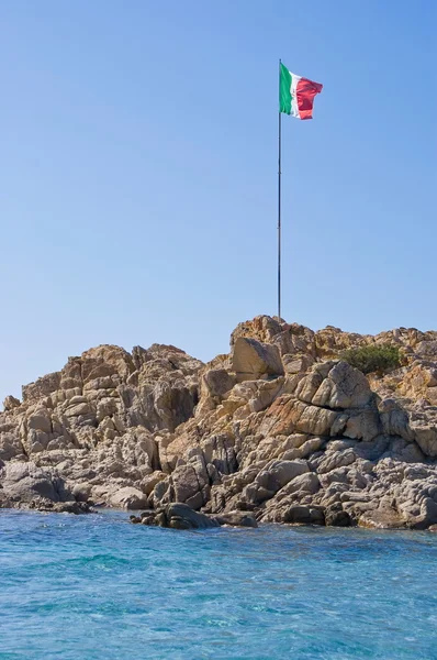 Итальянский флаг на скале — стоковое фото