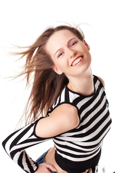 Сексуальная улыбающаяся молодая женщина с пышными волосами — стоковое фото