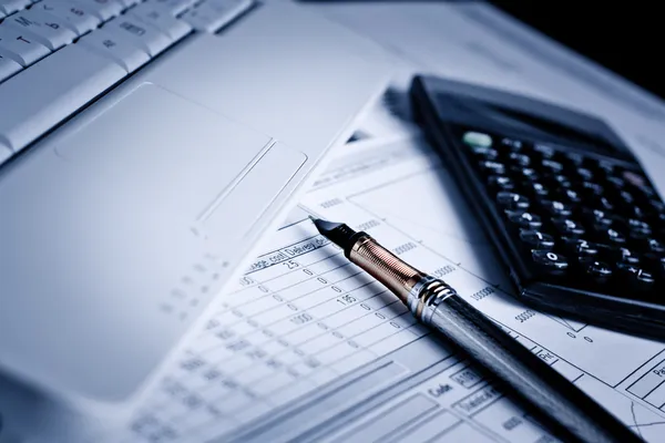 Аналіз фінансових графіків та документів — стокове фото