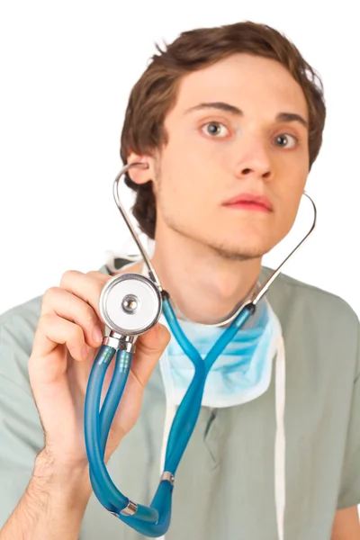 Молодой врач слушает стетоскоп — стоковое фото