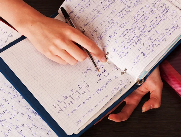 Étudiant mains et cahier avec stylo — Photo