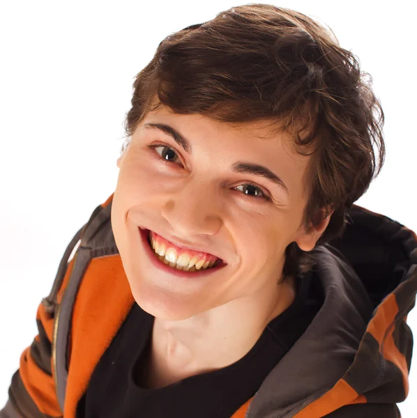 Glücklicher junger Mann blickt auf und lächelt — Stockfoto