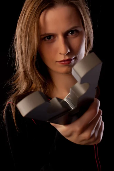Серйозна молода жінка загрожує тобі величезною шпилькою — стокове фото