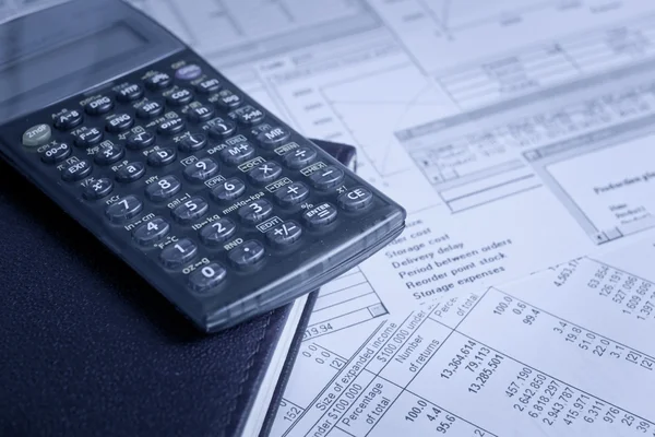 Kalkulator i dokumentów finansowych — Zdjęcie stockowe