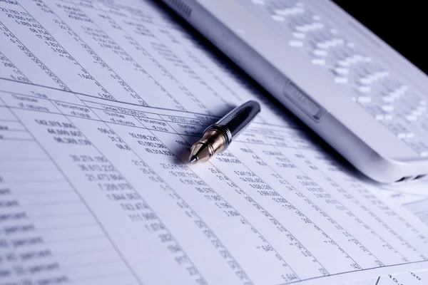 Finanse wykresy analizy — Zdjęcie stockowe