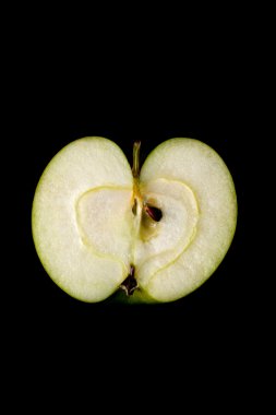 Yeşil elma yarım dilim