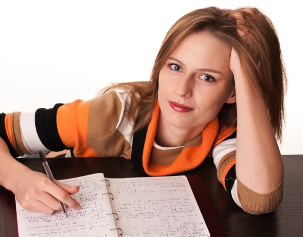 Jeune étudiante fatiguée sur le bureau avec ses notes rêvant — Photo