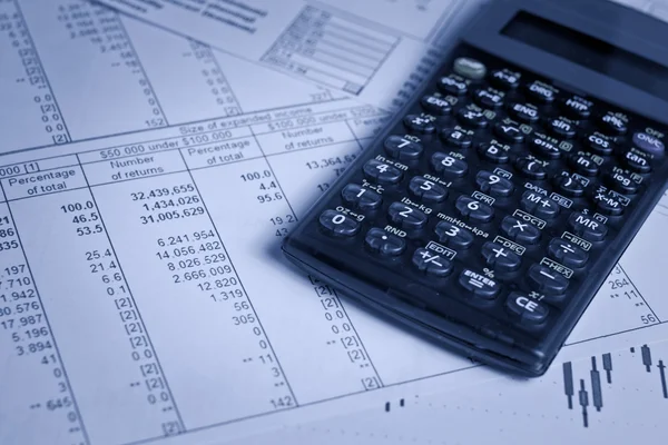 Calculadora e documentos financeiros — Fotografia de Stock