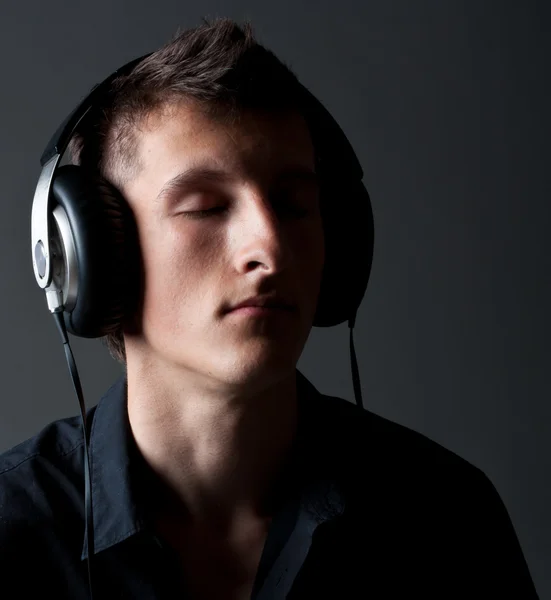 Jovem do sexo masculino ouvindo música — Fotografia de Stock