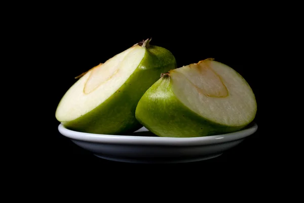 Grüne Apfelscheiben auf einem Teller — Stockfoto