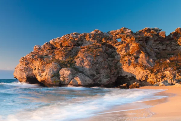 Deniz kenarındaki uyuyan Ejder kaya — Stok fotoğraf