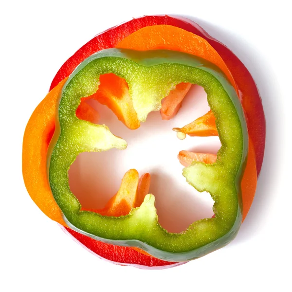 Pomarańczowy, zielony i czerwony pieprz plastry na białym tle — Zdjęcie stockowe