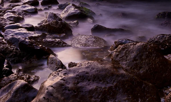 海海岸背景で静かな石 — ストック写真