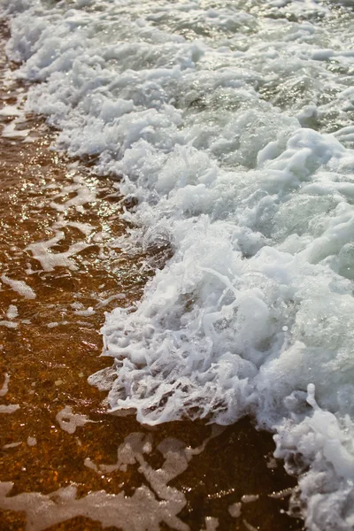 Onde del mare che si infrangono sulla spiaggia — Foto Stock