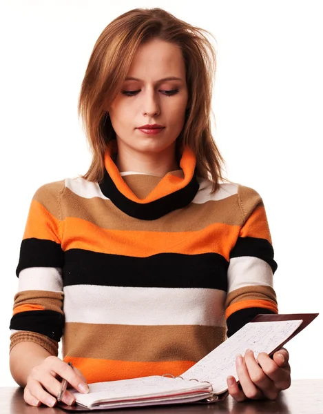 Junge Studentin mit Ordner am Schreibtisch — Stockfoto