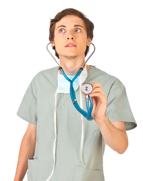 Молодой врач слушает стетоскоп — стоковое фото