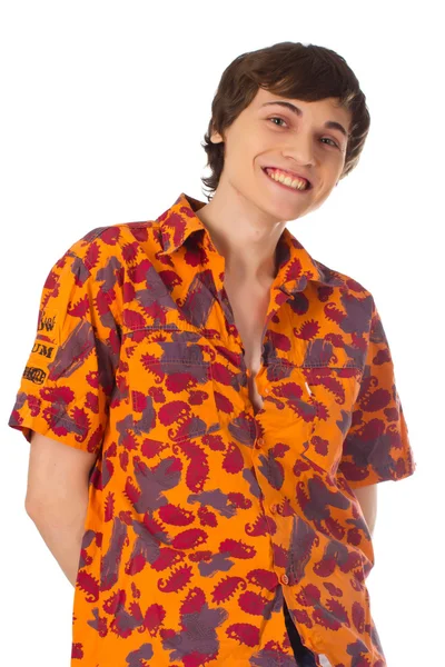 Ευτυχισμένη χαρούμενη yound άνθρωπος στέκεται στο πολύχρωμο πουκάμισο και χαμογελαστός — Φωτογραφία Αρχείου
