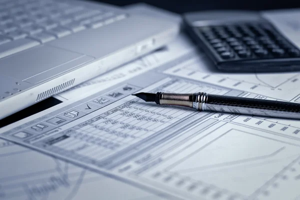 Analyse von Finanzdiagrammen und Dokumenten — Stockfoto