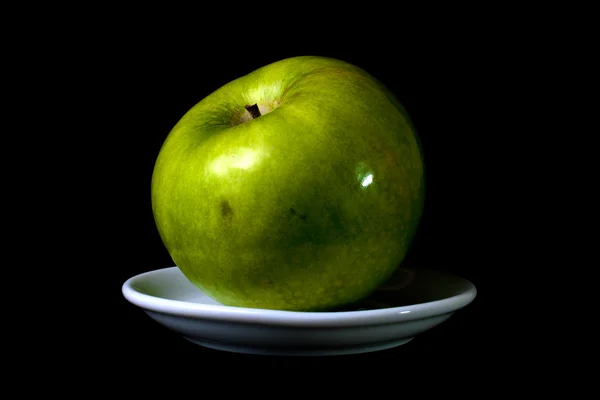 Manzana verde en un plato — Foto de Stock