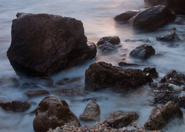 心を落ち着かせる岩が多い海岸 — ストック写真