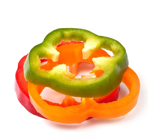 Orange grüne und rote Paprikascheiben auf weißem Hintergrund — Stockfoto