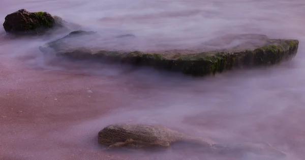Mgliste kamienie morza brzeg tło — Zdjęcie stockowe
