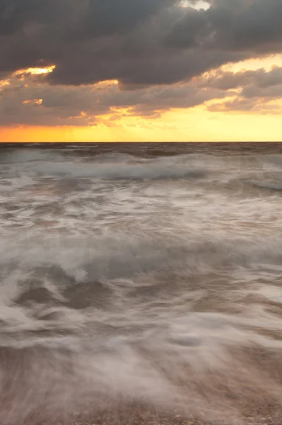 Západ slunce na moři bouřlivých mračen — Stock fotografie