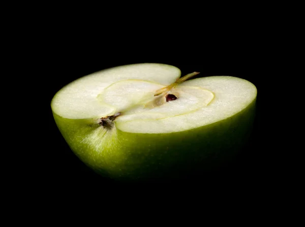 Media rebanada de manzana verde — Foto de Stock
