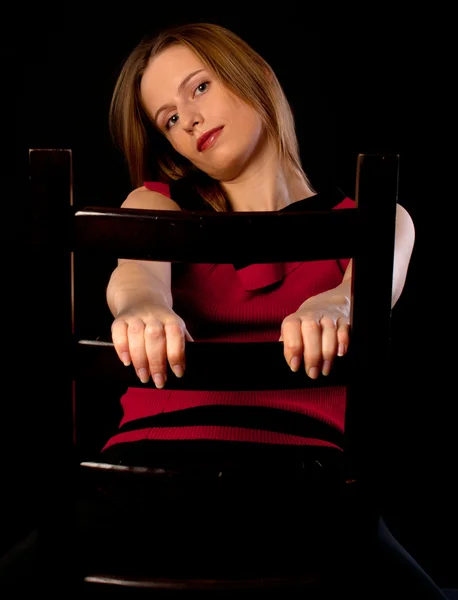 Σαγηνευτικό κορίτσι νέους που κάθεται στην καρέκλα — Φωτογραφία Αρχείου