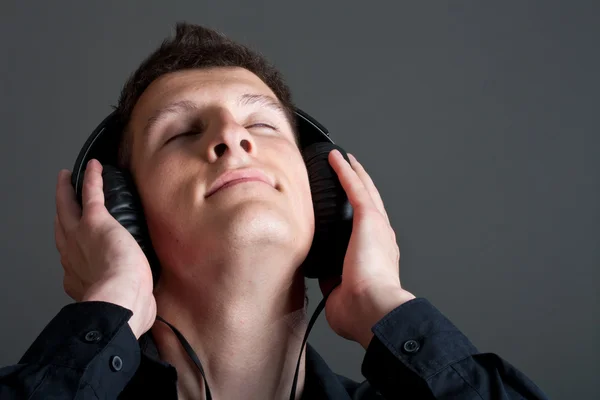 听听音乐的年轻男性人 — 图库照片