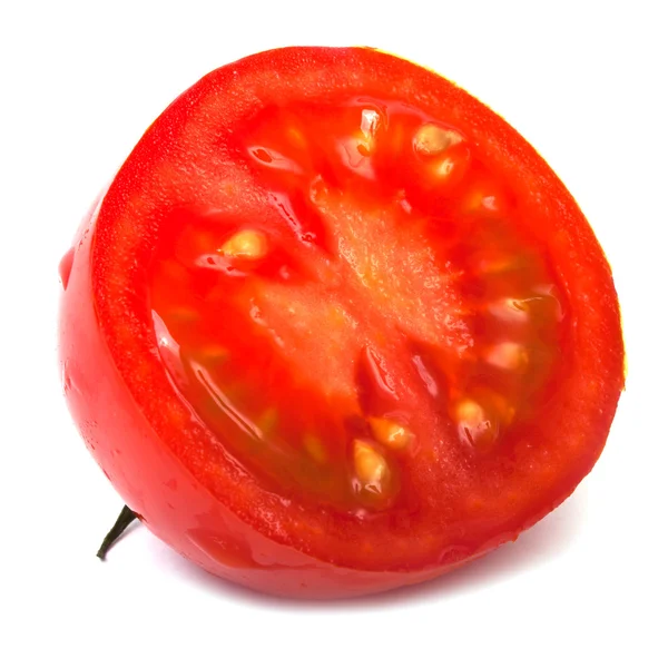 Beyaz zemin üzerine kırmızı domates dilimlenmiş — Stok fotoğraf