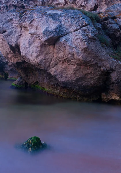 Rokcy sahil sakin deniz suyu ile — Stok fotoğraf