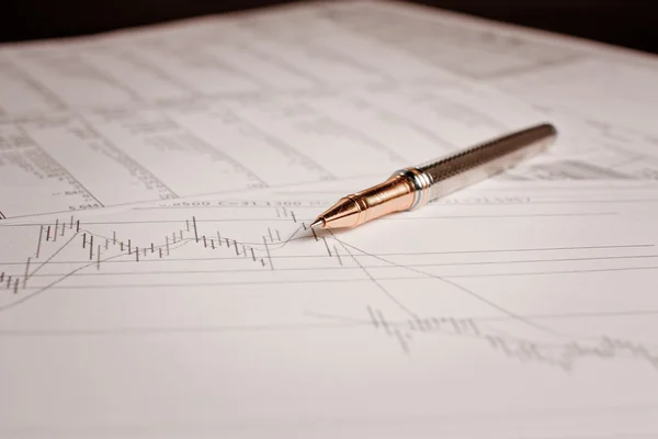 Stift und Finanzdiagramme — Stockfoto