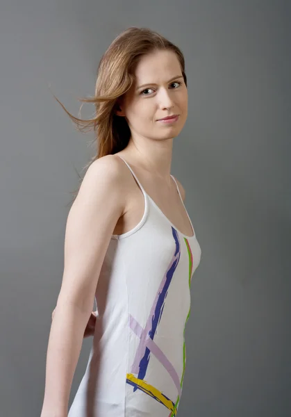 Attraktive junge Frau im Kleid — Stockfoto