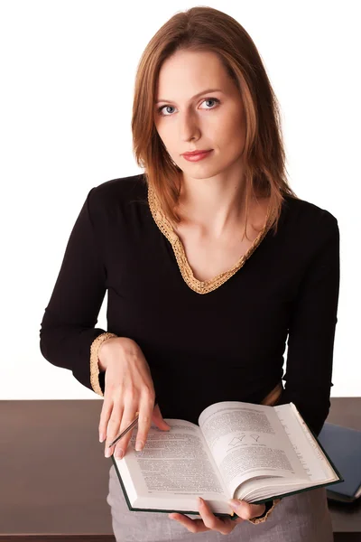 Junge Frau hält Buch in der Hand und blickt in die Kamera — Stockfoto