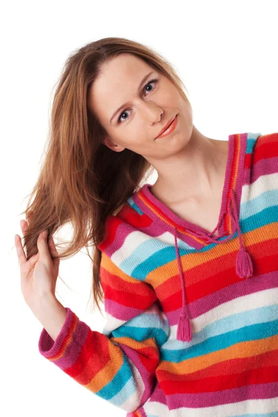 Светлая молодая женщина играет с длинными волосами — стоковое фото