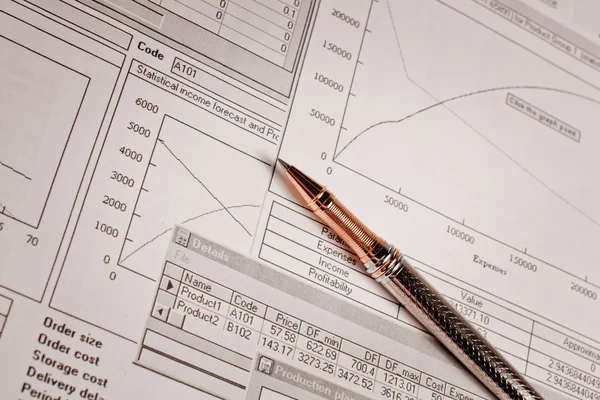 Penna och finansiella diagram — Stockfoto