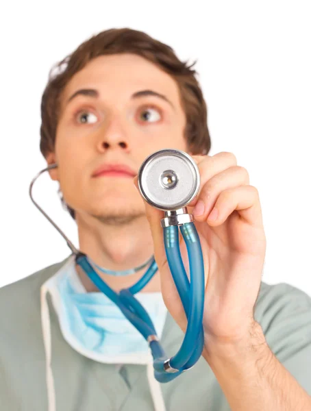 Junge Ärztin hört Stethoskop — Stockfoto