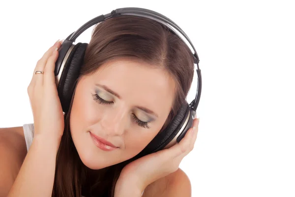 युवा महिला हेडफ़ोन में संगीत का आनंद लेती है — स्टॉक फ़ोटो, इमेज