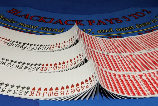 Kaarten op de blackjack tafel in casino — Stockfoto