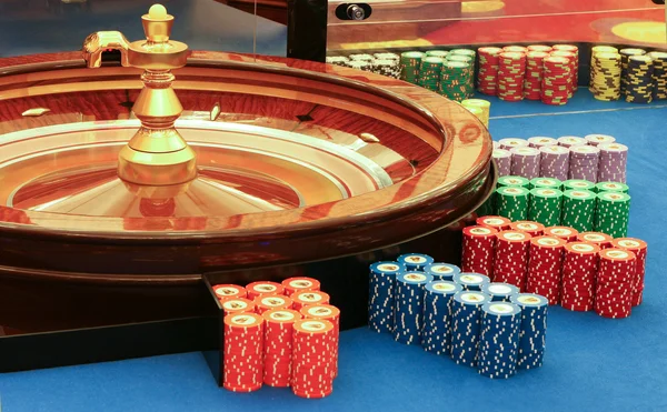 Casino - spinnende roulettehjul med bold - Stock-foto