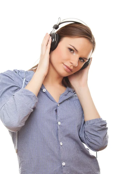 Wanita muda menikmati musik di headphone — Stok Foto