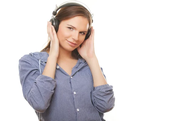 हेडफ़ोन में संगीत सुनने वाली खुश युवा महिला — स्टॉक फ़ोटो, इमेज