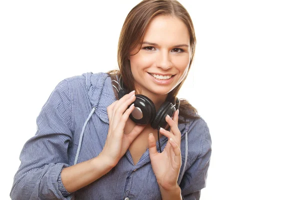 Fröhliche junge Frau mit Kopfhörern am Hals — Stockfoto