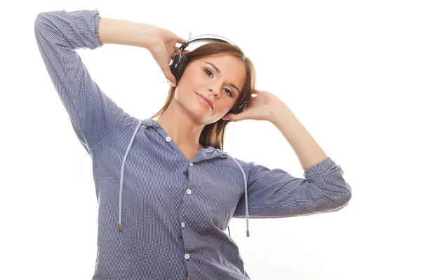 Jovem mulher ouvindo música em fones de ouvido — Fotografia de Stock